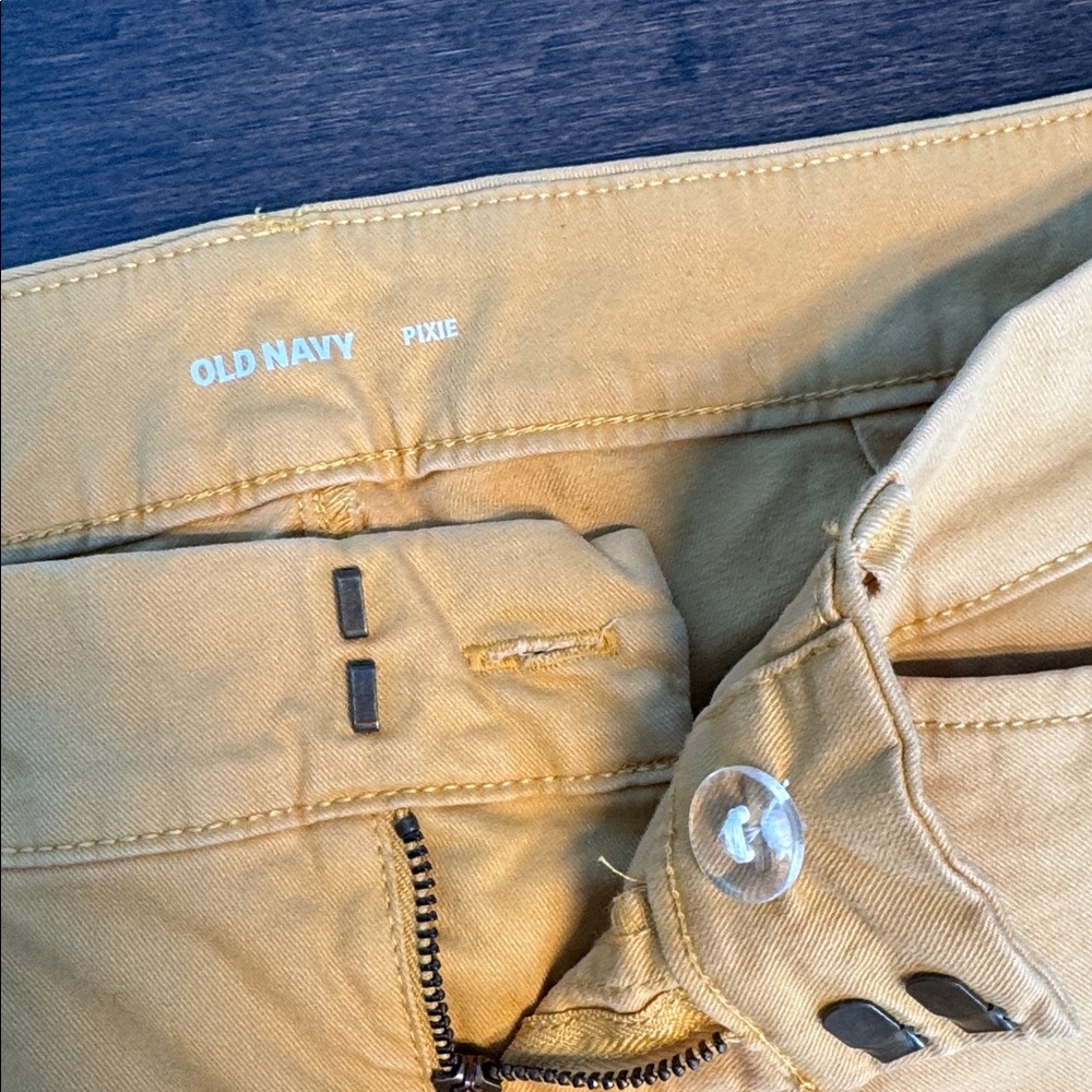 ❤️3/$30 Old Navy Women’s Pixie Yellow Pants - Picture 5 of 12